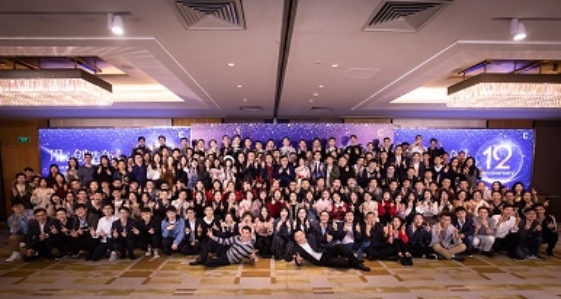 图片包含 人员, 天花板, 室内, 大型&#xA;&#xA;自动生成的说明